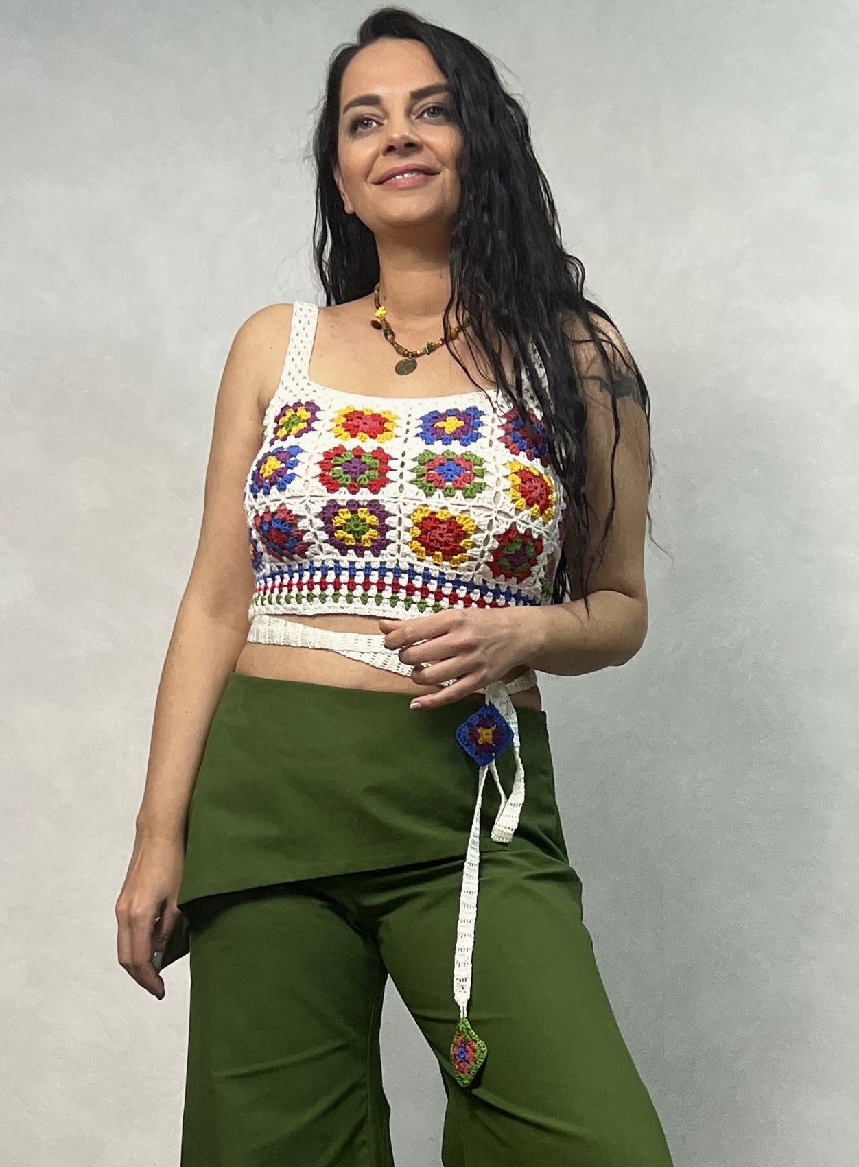 El Örgüsü Dolamalı Motifli Tasarım Crop Bluz - Beyaz