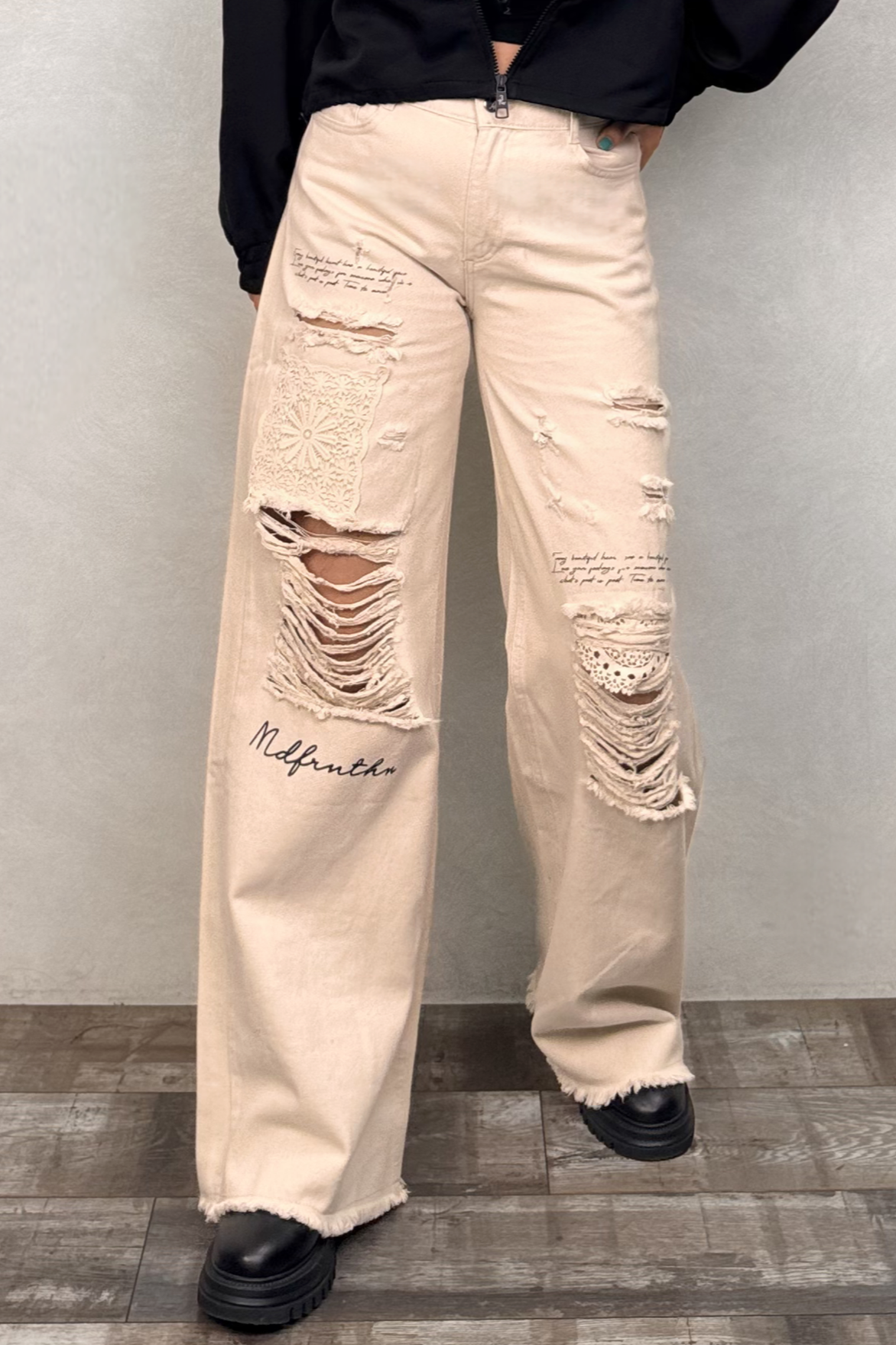 Motifli ve Yırtıklı Tasarım Kot Pantolon - Bej